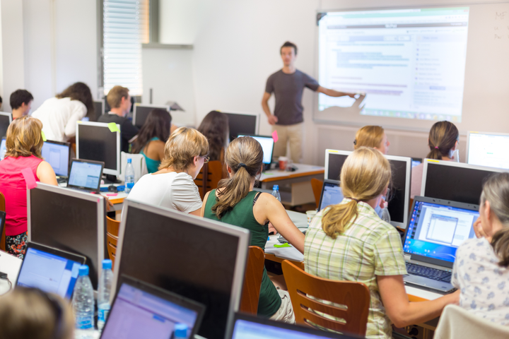 Iliustracija, kurioje vyksta paskaita studentams