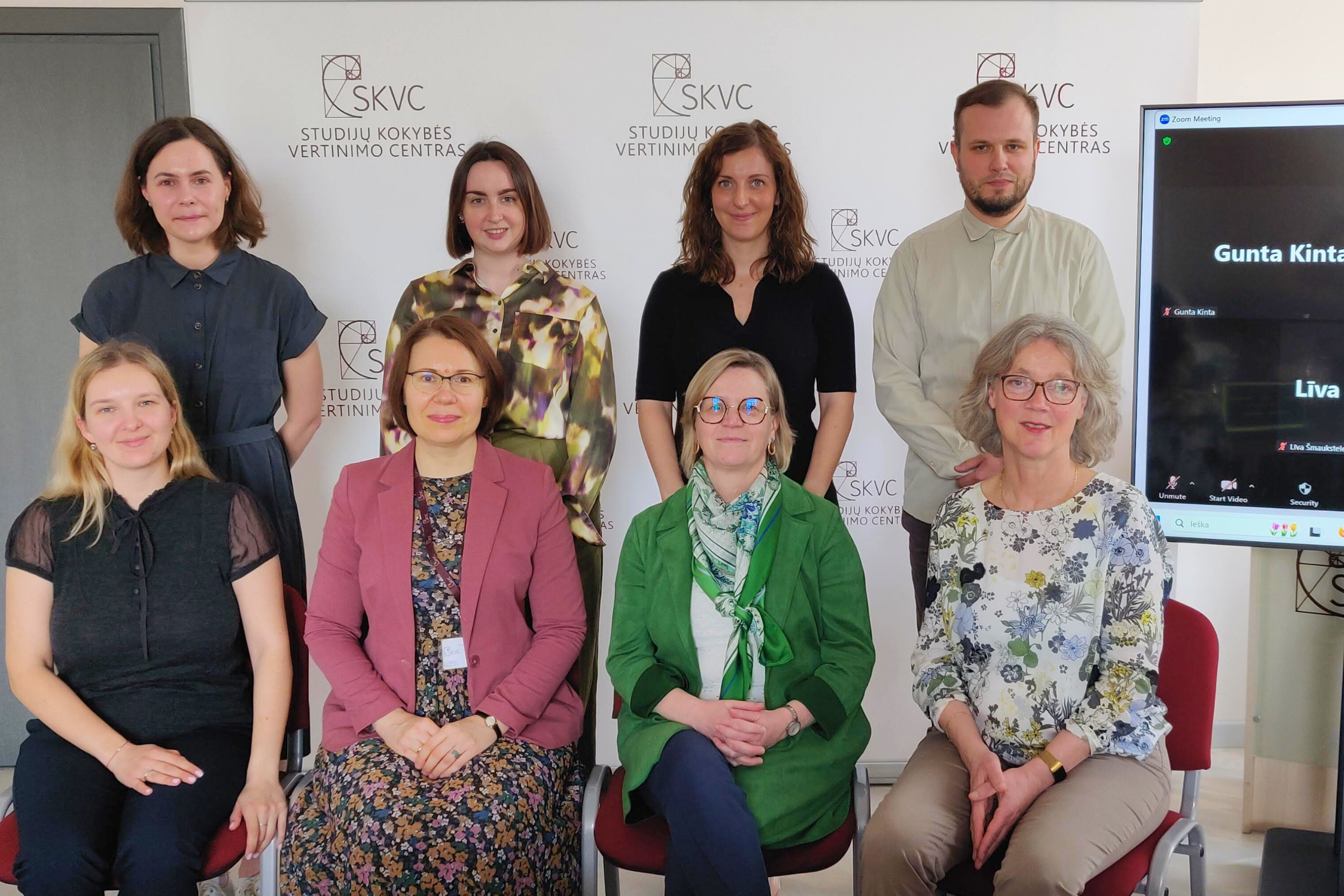 Iliustracija. Partnerių susitikimas Vilniuje, SKVC patalpose, bendra nuotrauka, pozuoja