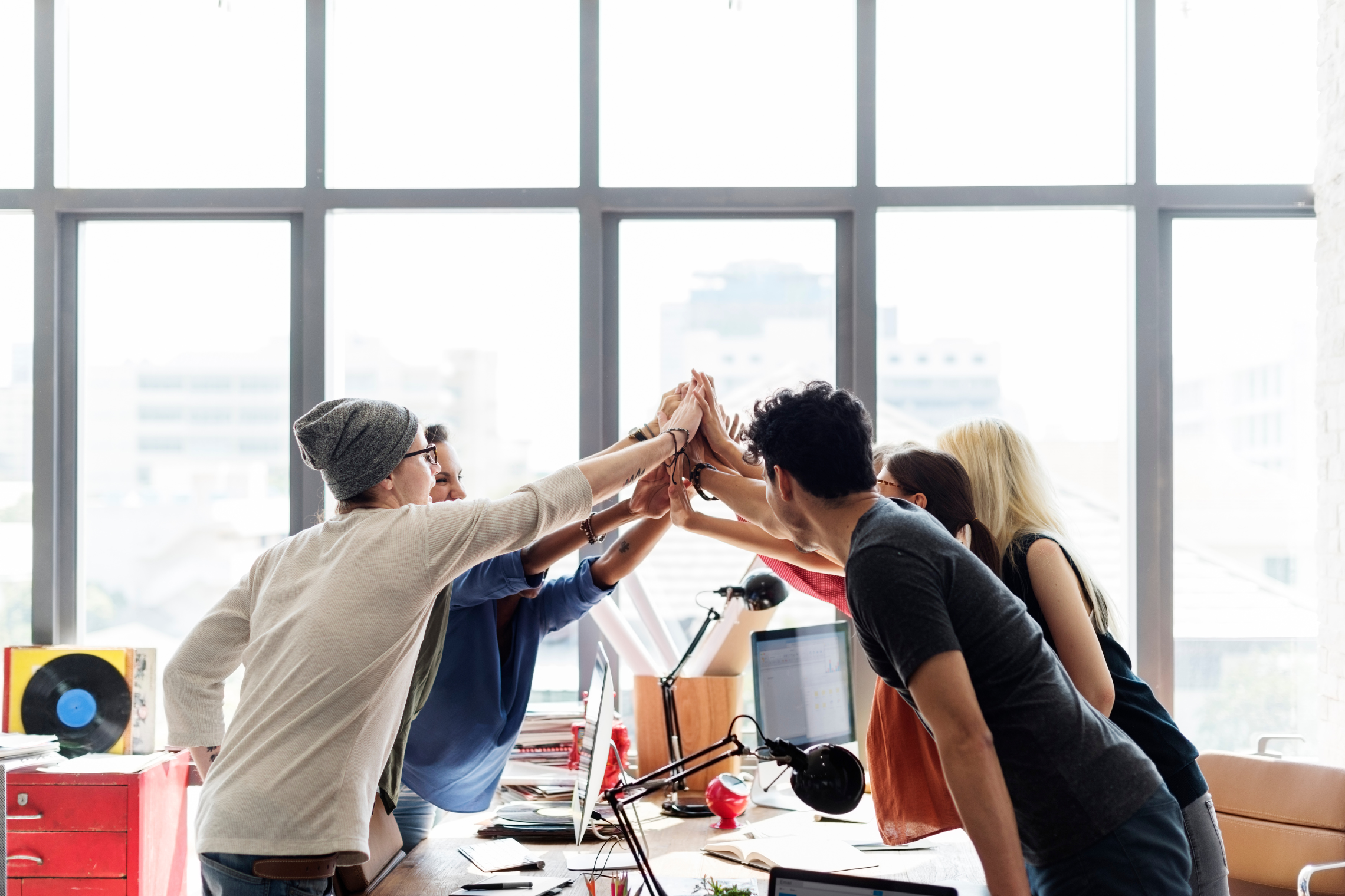 Žmonės surėmę rankas / group of people doing high five
