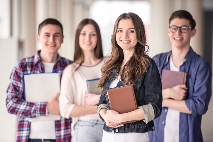 Nuotraukoje keturi gerai nusiteikę studentai universitete