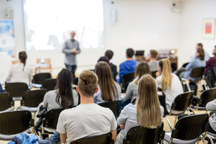 Profesorius skaito paskaitą auditorijoje / Professor Lecturing in Lecture Hall at University.