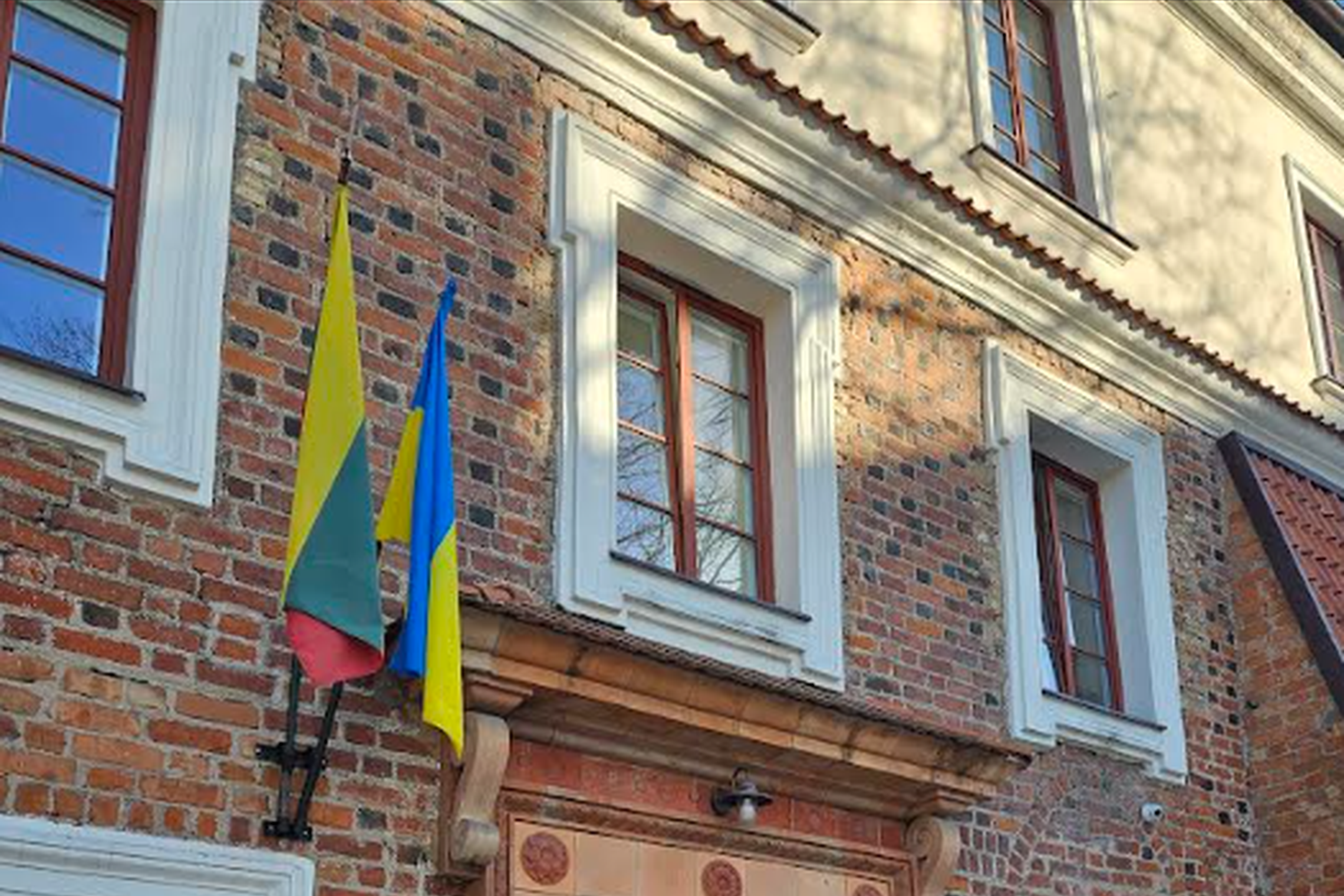 Vilniaus dailės akademijos įėjimas su Lietuvos ir Ukrainos vėliavomis.