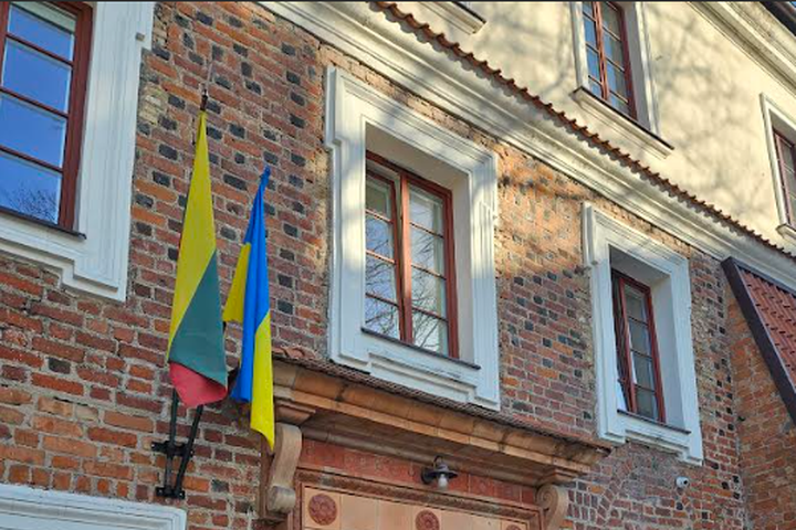 Vilniaus dailės akademijos įėjimas su Lietuvos ir Ukrainos vėliavomis.