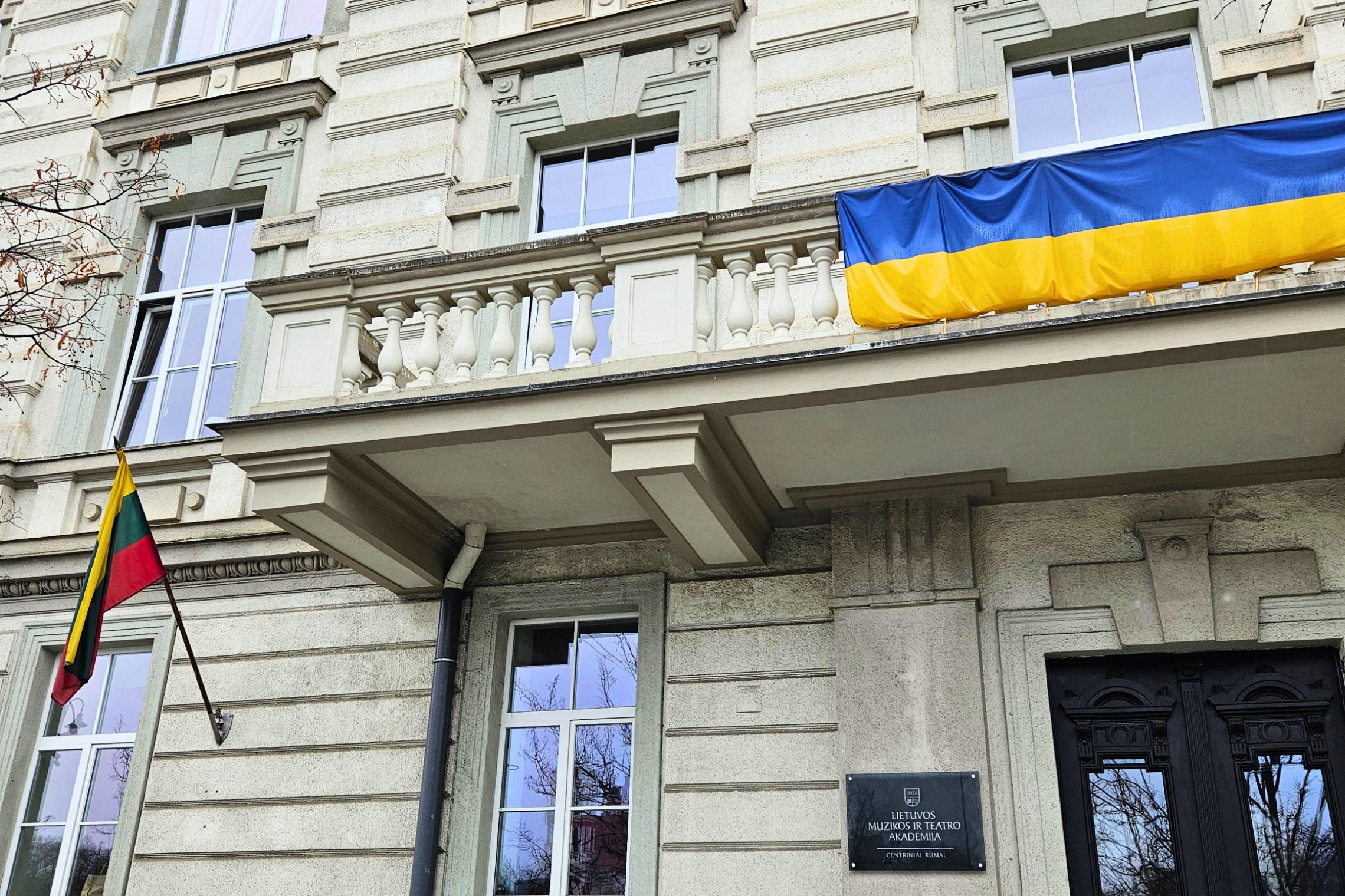 LT: LMTA pastato fasadas su iškelta Ukrainos ir Lietuvos vėliava. EN: LMTA building facade with Lithuanian and Ukrainian flags.