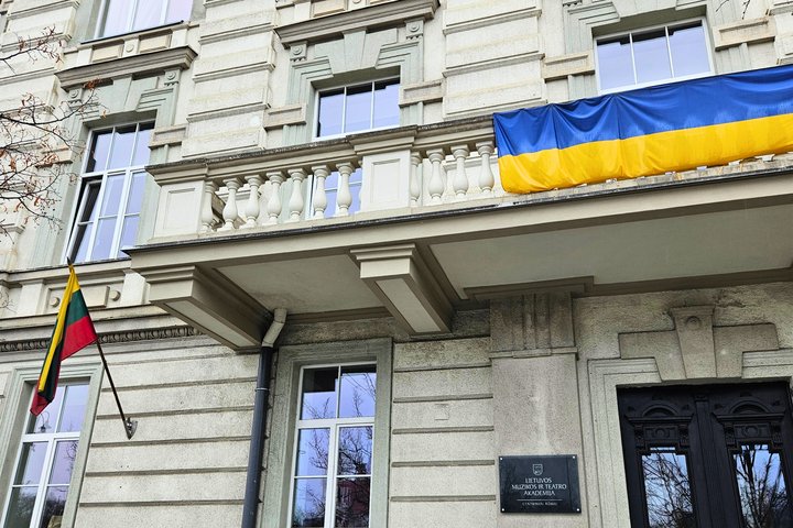 LT: LMTA pastato fasadas su iškelta Ukrainos ir Lietuvos vėliava. EN: LMTA building facade with Lithuanian and Ukrainian flags.